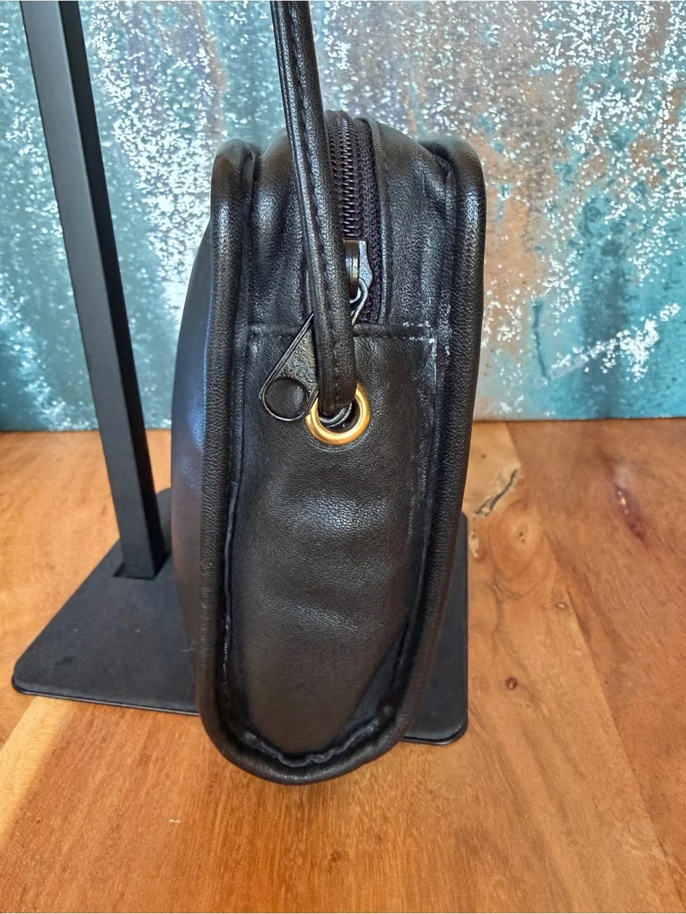 Liz Claiborne Vintage 1980’s Minimalist Mini Leather Crossbody Bag Black‎ EVC